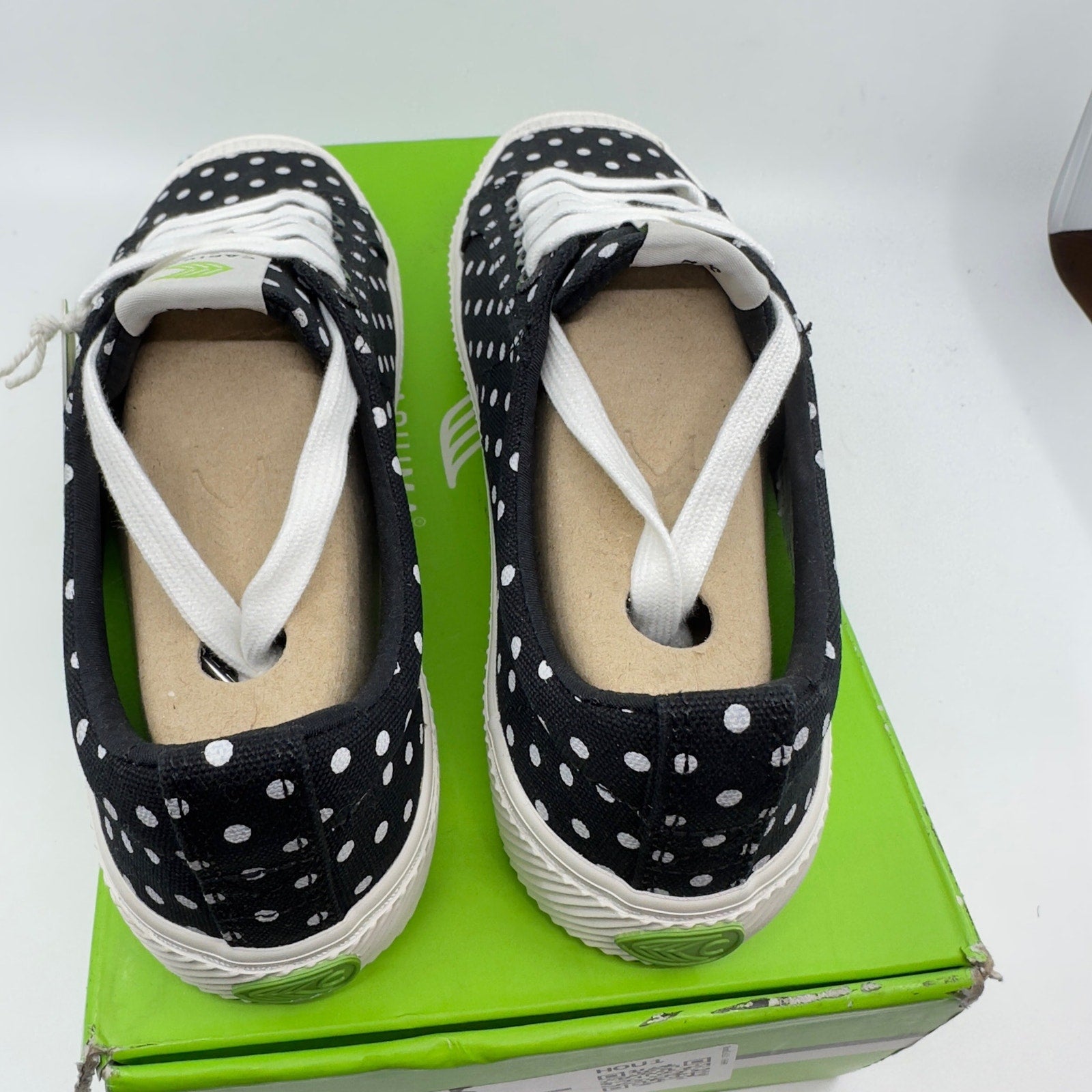 Cariuma Unisex Oca Low Canvas Sneaker Shoes Black White Polka Dots Size 4.5/6