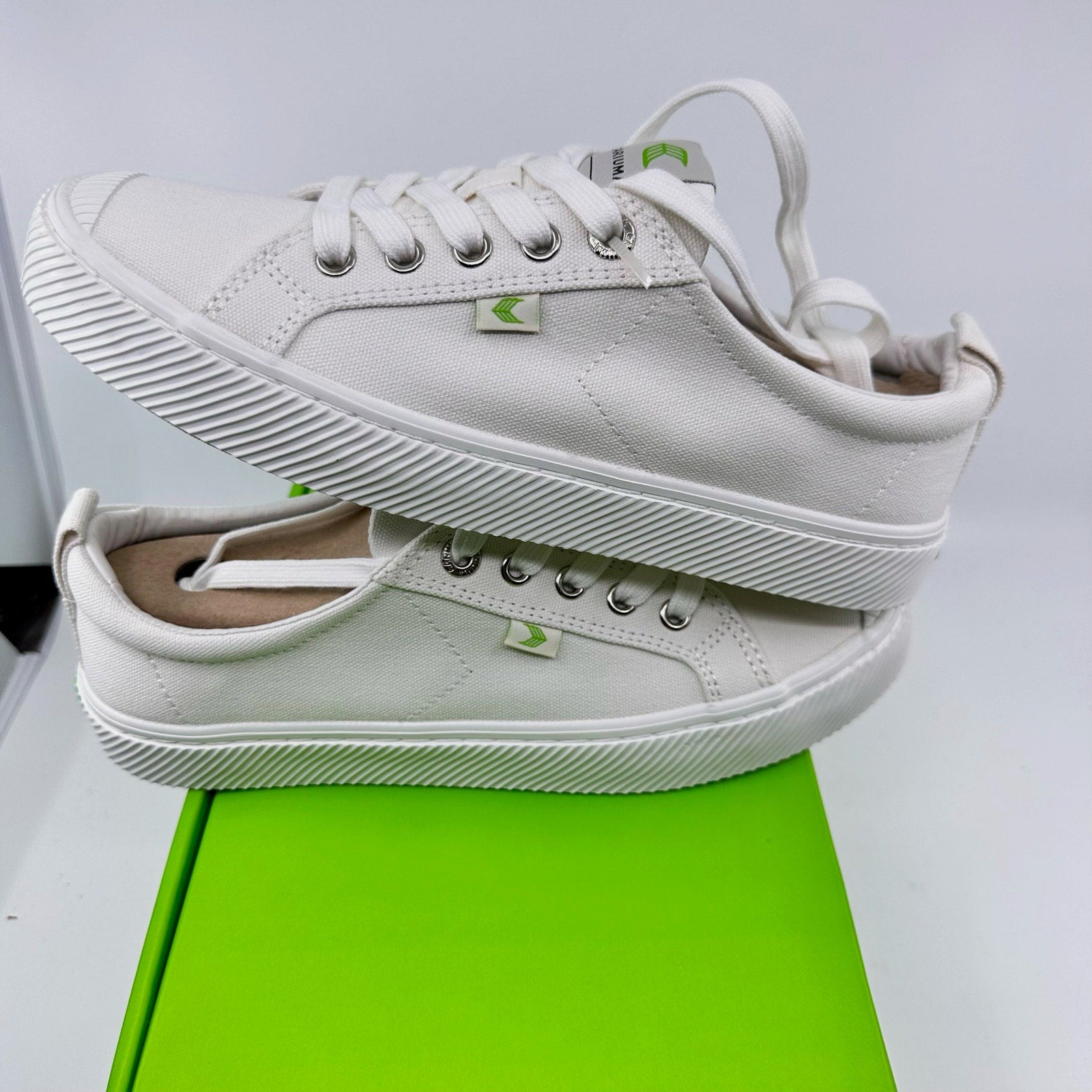 Cariuma Oca Low Top Lace Up Organic Canvas Sneakers Off White Unisex W8.5 M7
