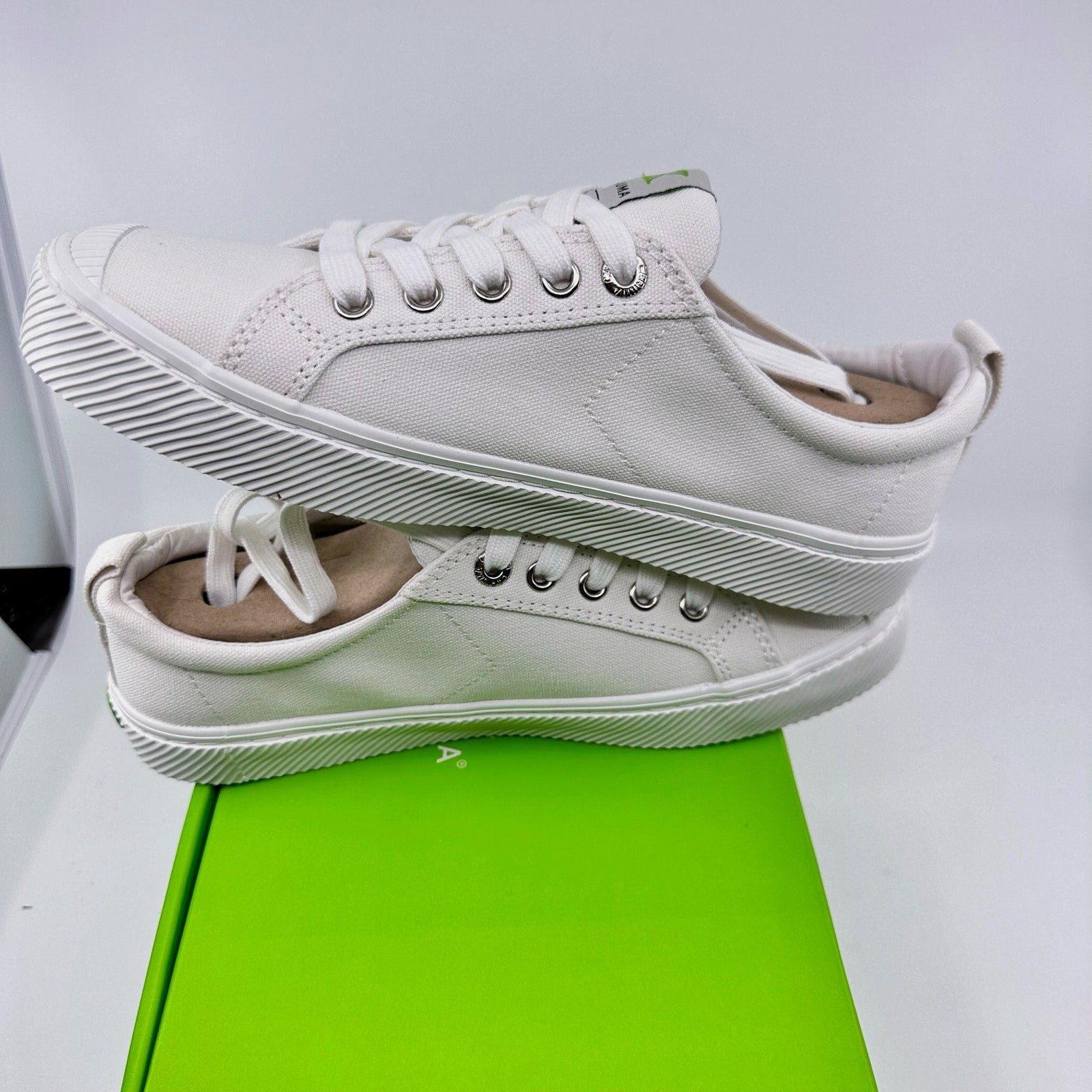 Cariuma Oca Low Top Lace Up Organic Canvas Sneakers Off White Unisex W8.5 M7