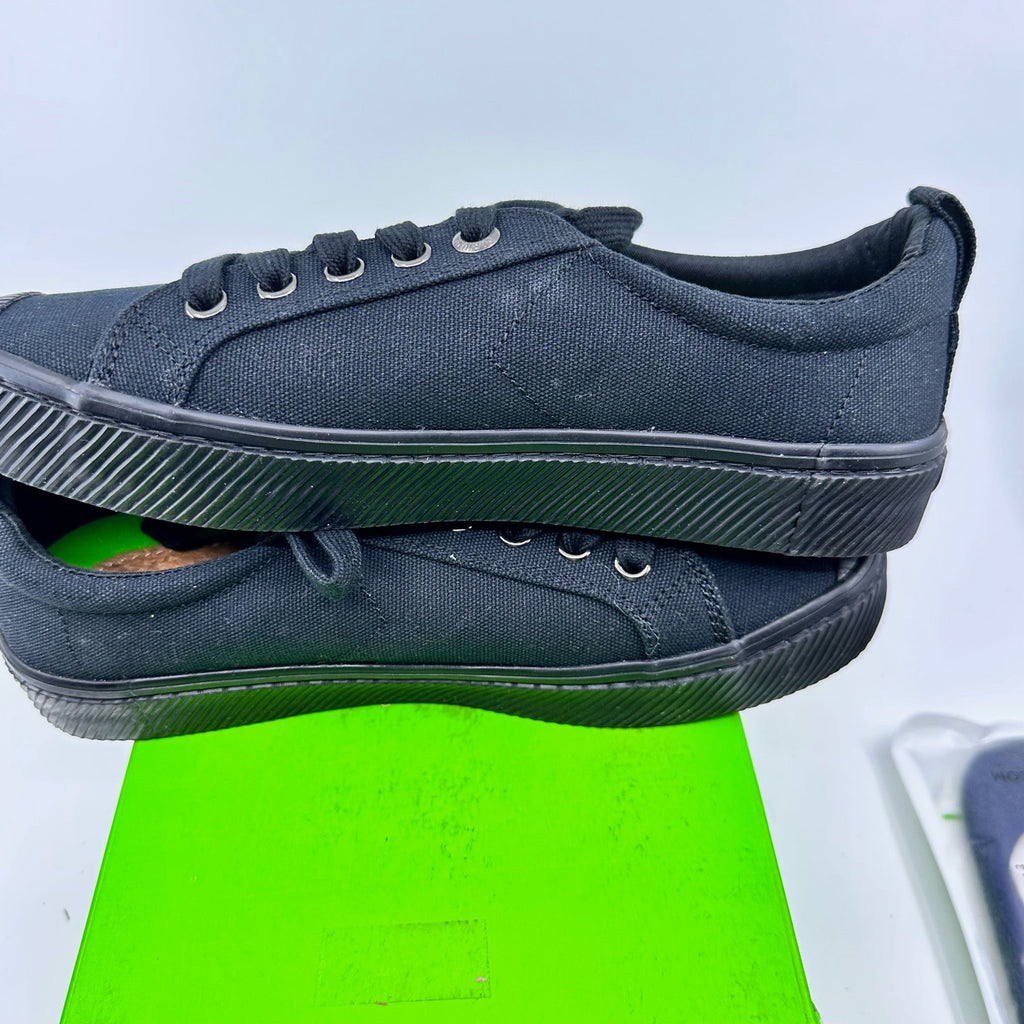 Cariuma Oca Low Top Lace Up Organic Canvas Sneakers Black Unisex W7.5 M6