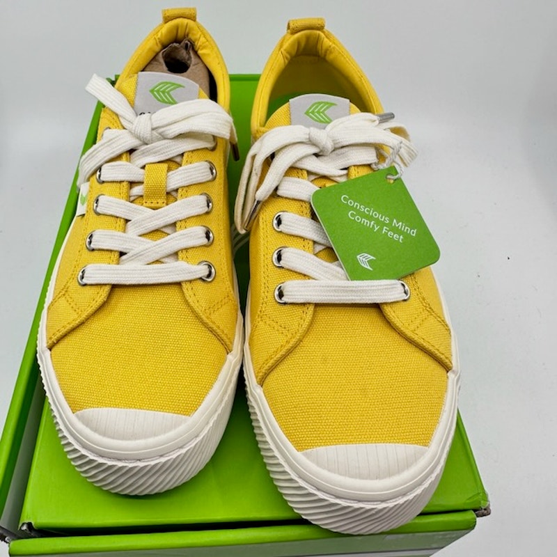 Cariuma OCA Low Top Canvas Sneakers Shoes Round Toe Yellow Unisex Size W8 M6.5