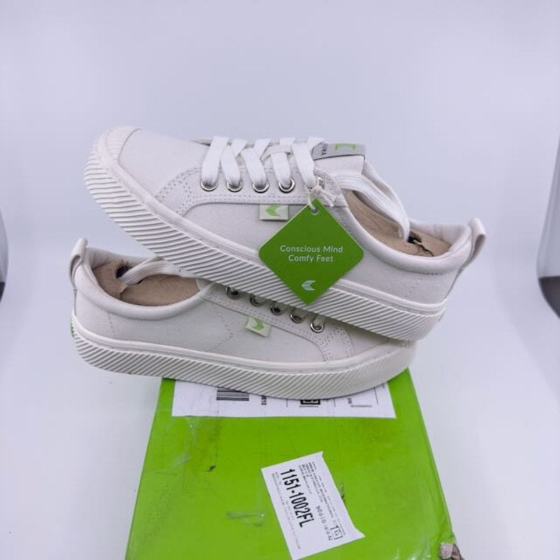 Cariuma Oca Low Top Lace Up Organic Canvas Sneakers Off White Unisex W5.5 M4