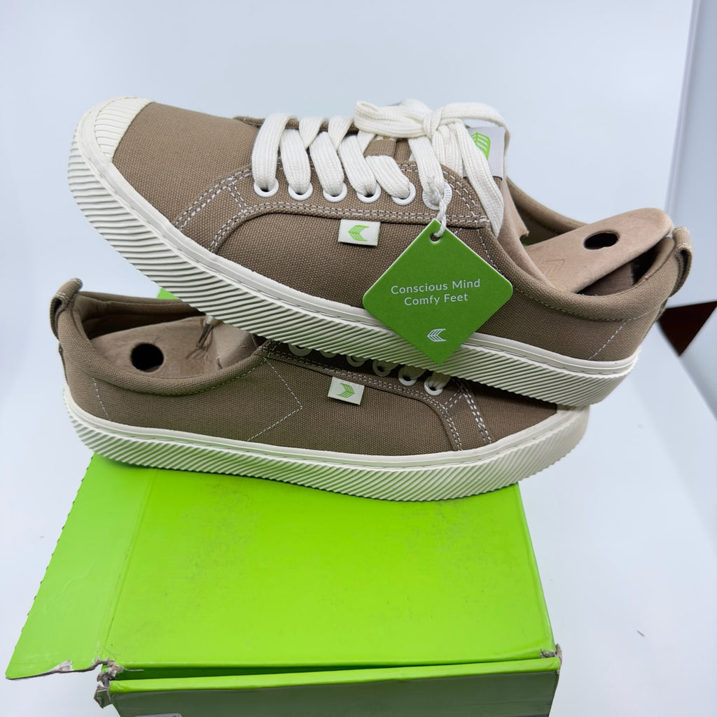 Cariuma Unisex Oca Low Contrast Thread Sneaker Shoe Burnt Sand Canvas Size 8/9.5
