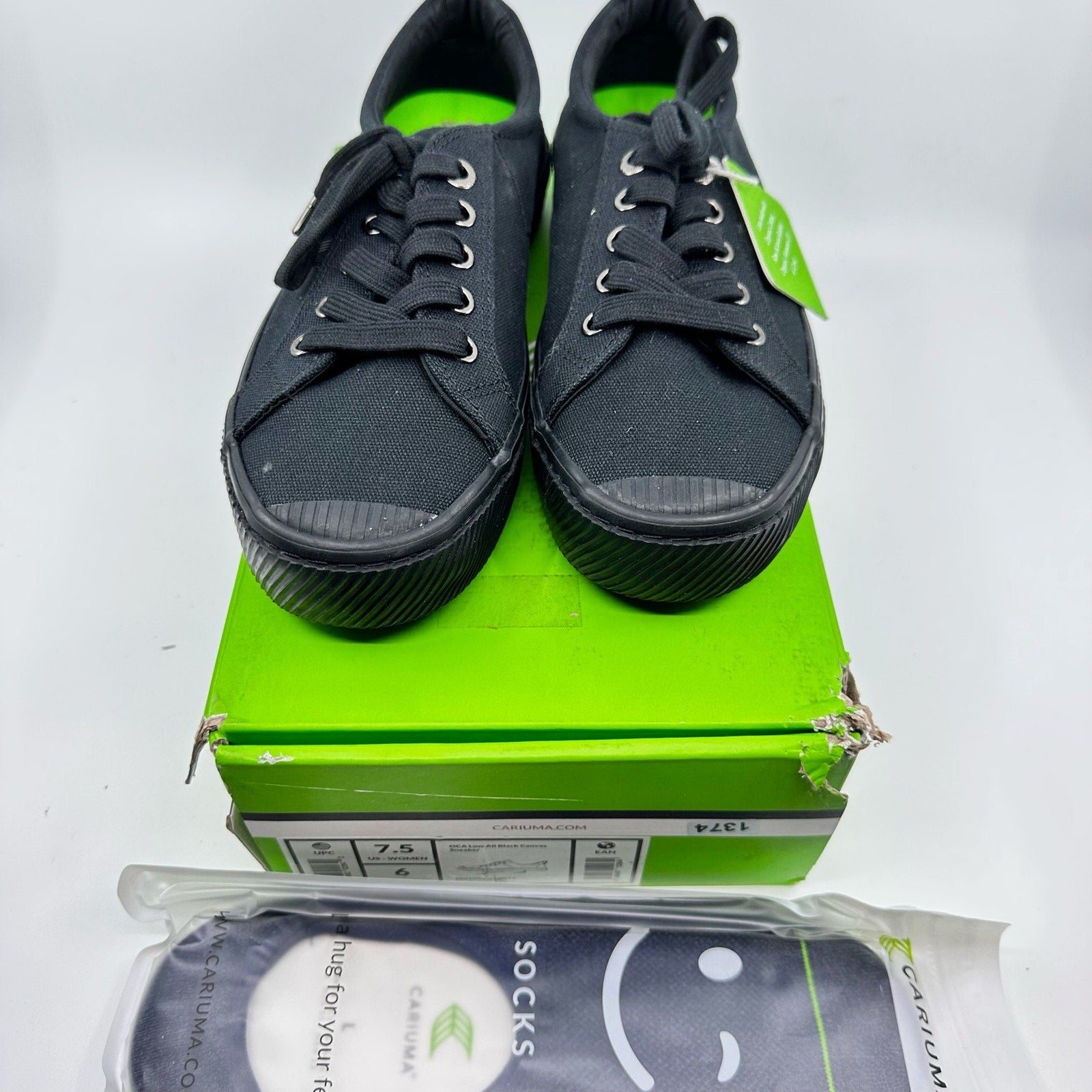 Cariuma Oca Low Top Lace Up Organic Canvas Sneakers Black Unisex W7.5 M6