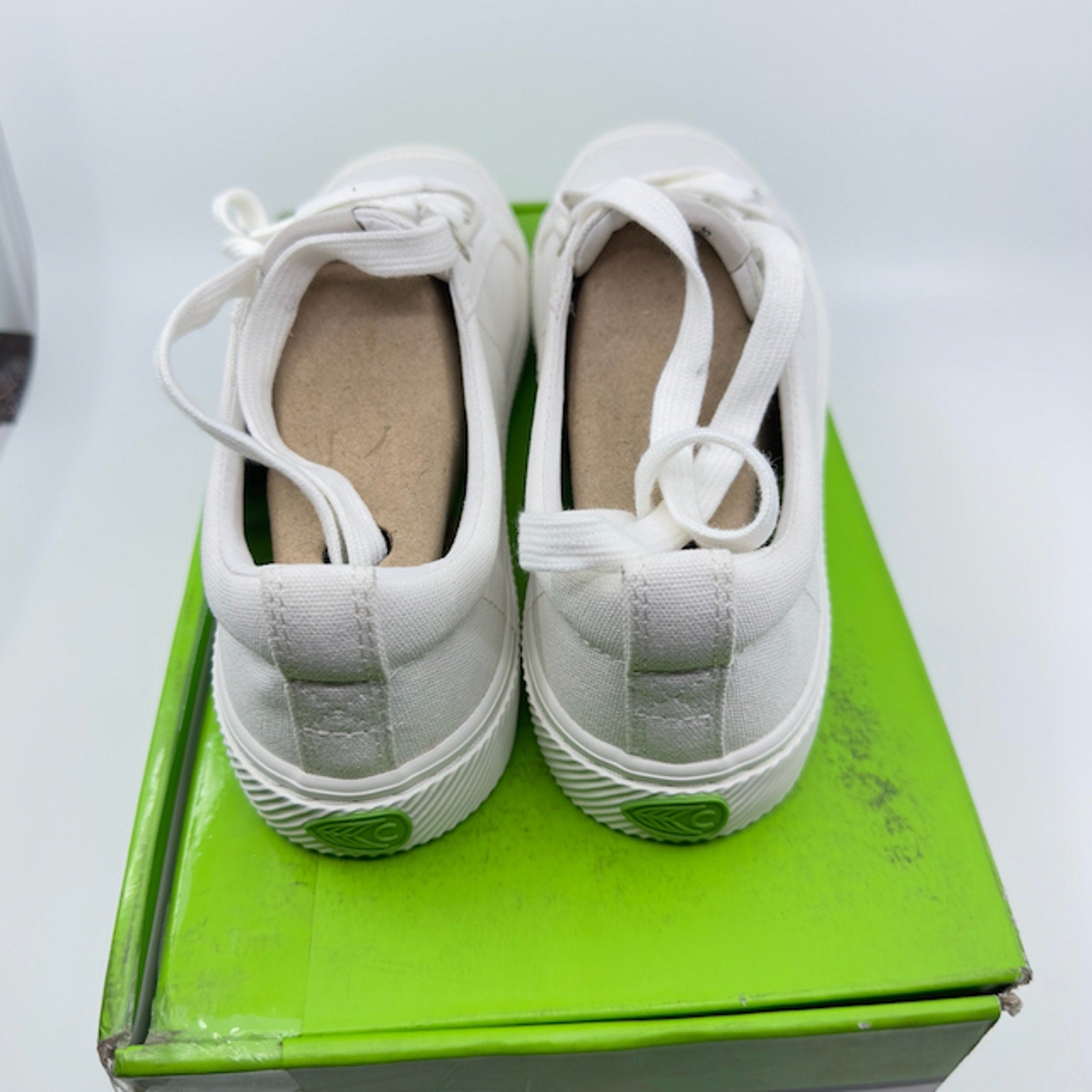 Cariuma Oca Low Top Lace Up Organic Canvas Sneakers Off White Unisex W7.5 M6