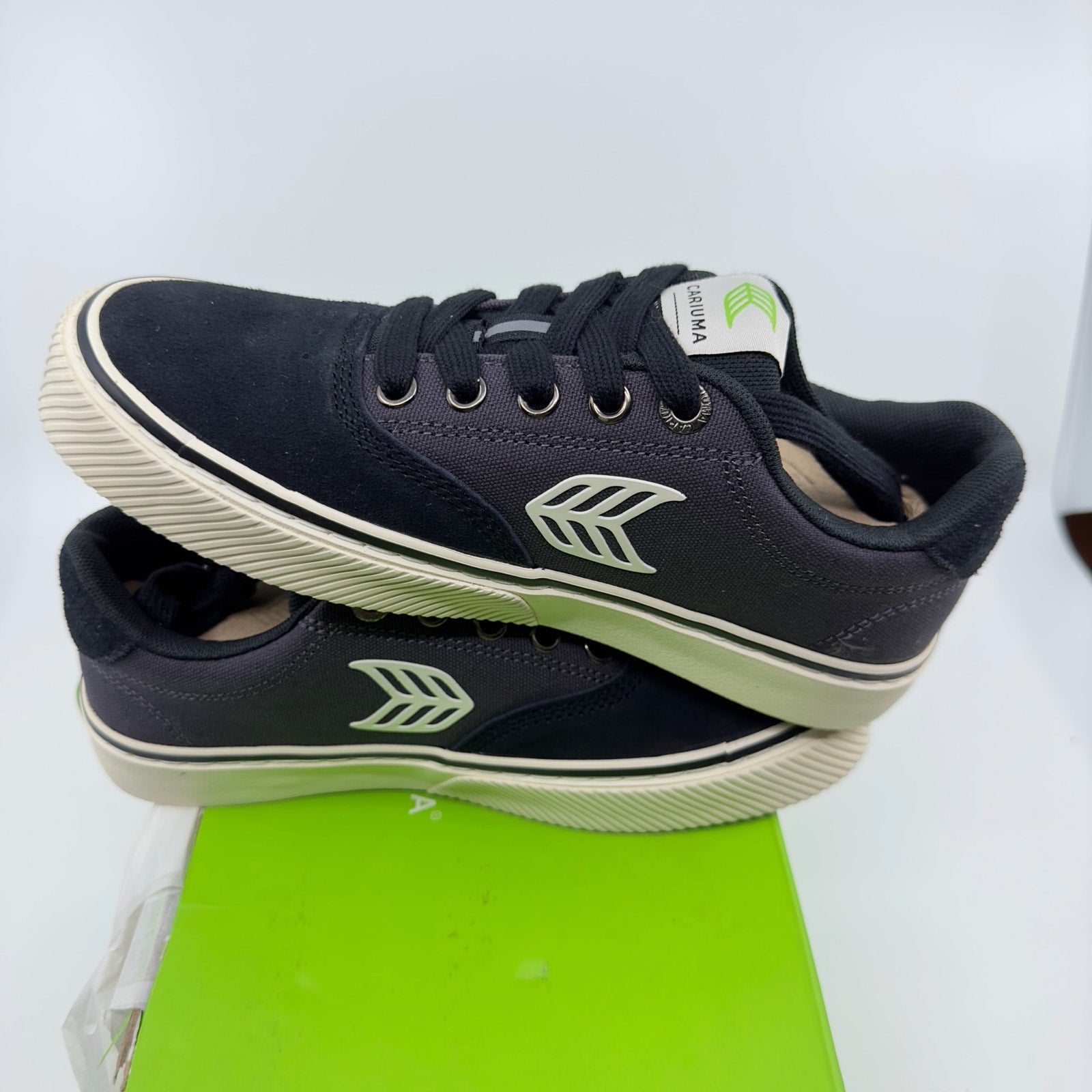 Cariuma Unisex NAIOCA PRO Suede Canvas Logo Sneaker Black Grey Ivory Size 4/5.5