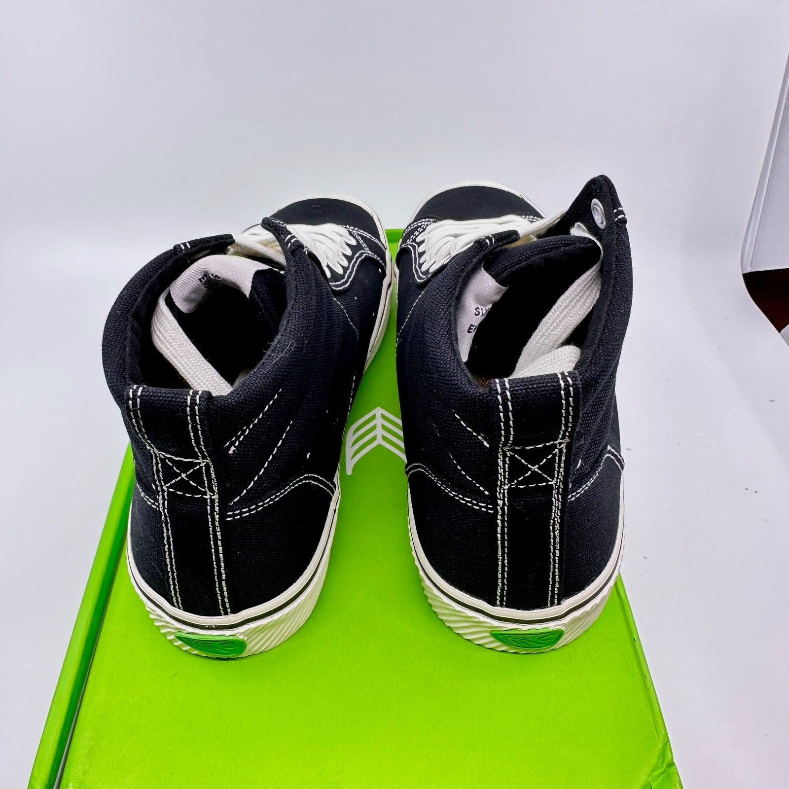 Cariuma Unisex Sneaker Oca High Contrast Stripe Organic Canvas Black W6 M4.5 NIB