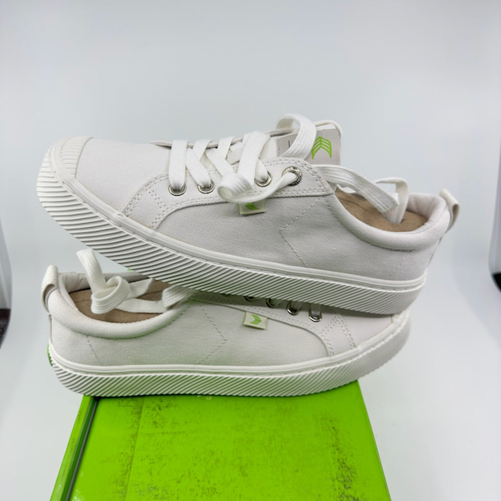 Cariuma Oca Low Top Lace Up Organic Canvas Sneakers Off White Unisex W7.5 M6