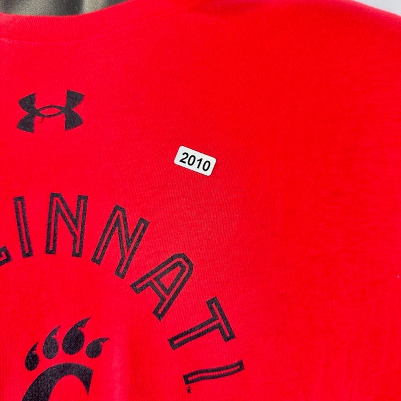 Under Armour Cincinnati Bearcats 1819 Red & Black Tee Loose Fit Red Mens Size L