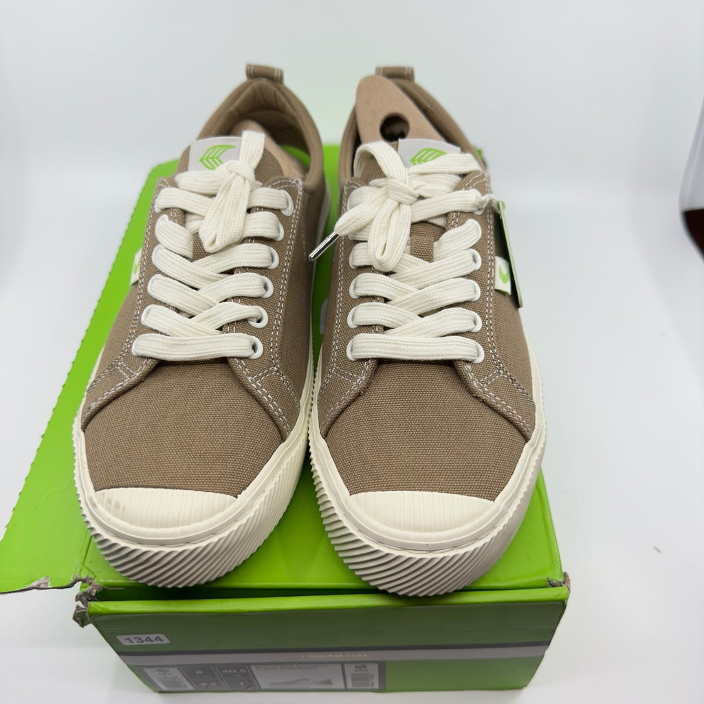 Cariuma Unisex Oca Low Contrast Thread Sneaker Shoe Burnt Sand Canvas Size 8/9.5