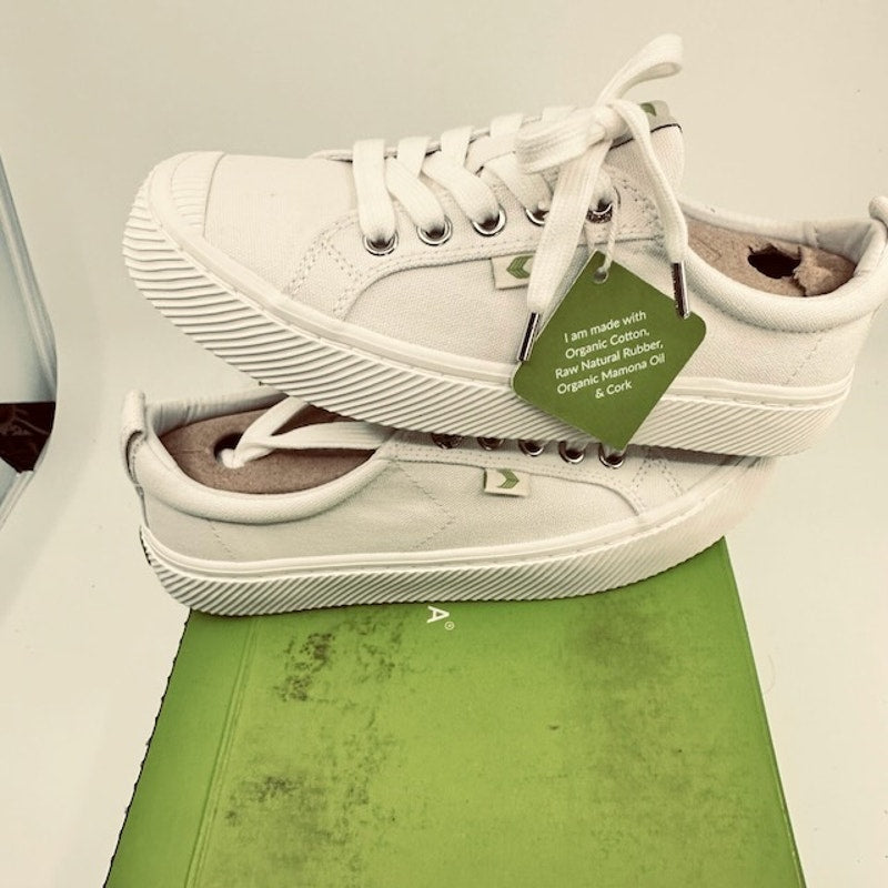 Cariuma Oca Low Top Lace Up Organic Canvas Sneakers Off White Unisex W6 M4.5