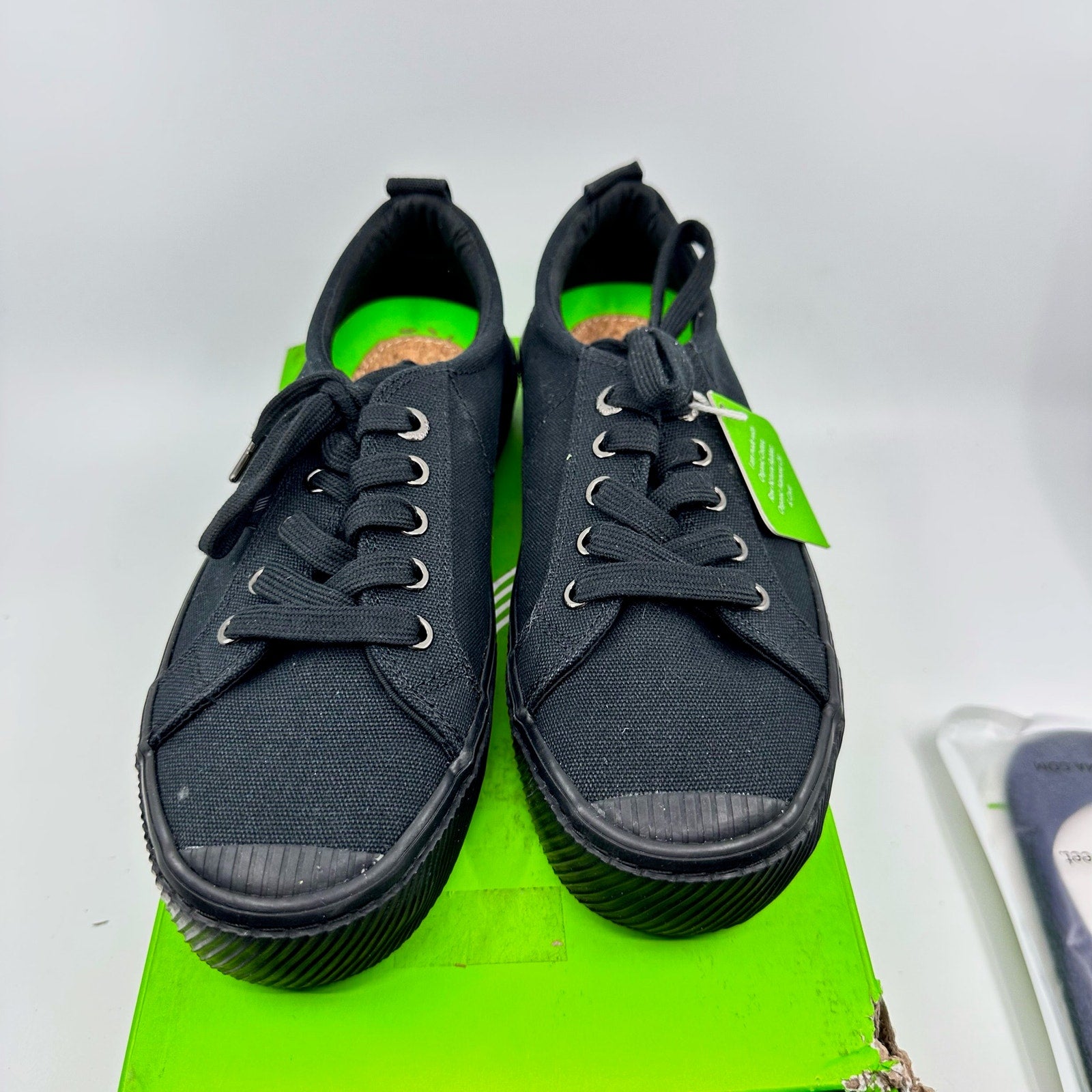 Cariuma Oca Low Top Lace Up Organic Canvas Sneakers Black Unisex W7.5 M6