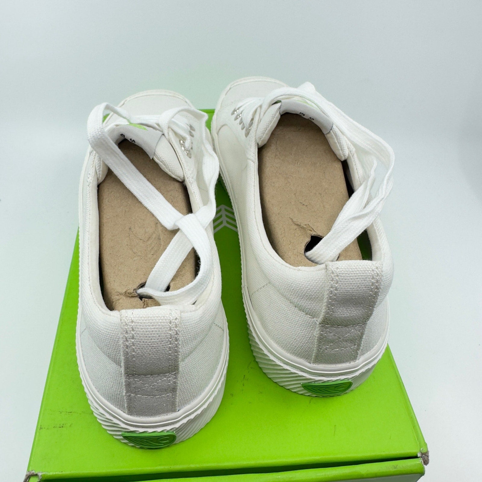Cariuma Oca Low Top Skate Sneaker Casual Shoes Lace Up Canvas White W7.5/M6