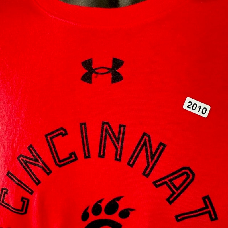 Under Armour Cincinnati Bearcats 1819 Red & Black Tee Loose Fit Red Mens Size L