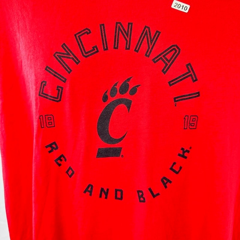 Under Armour Cincinnati Bearcats 1819 Red & Black Tee Loose Fit Red Mens Size L