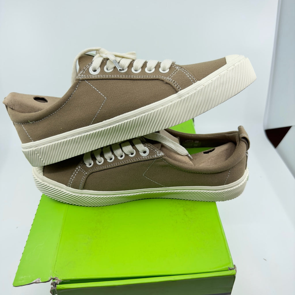 Cariuma Unisex Oca Low Contrast Thread Sneaker Shoe Burnt Sand Canvas Size 8/9.5