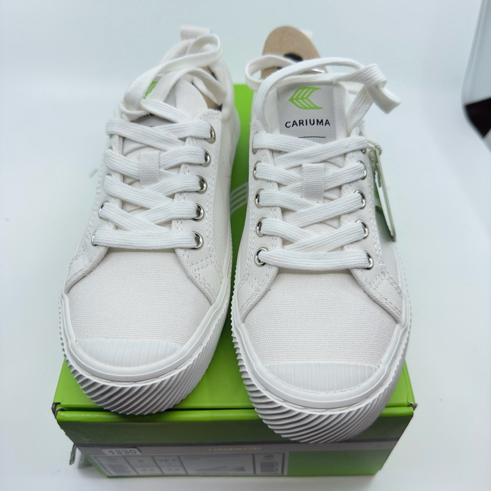 Cariuma Unisex Oca Low Canvas Sneaker Casual Shoes Lace-Up Off-White Size 4.5/6