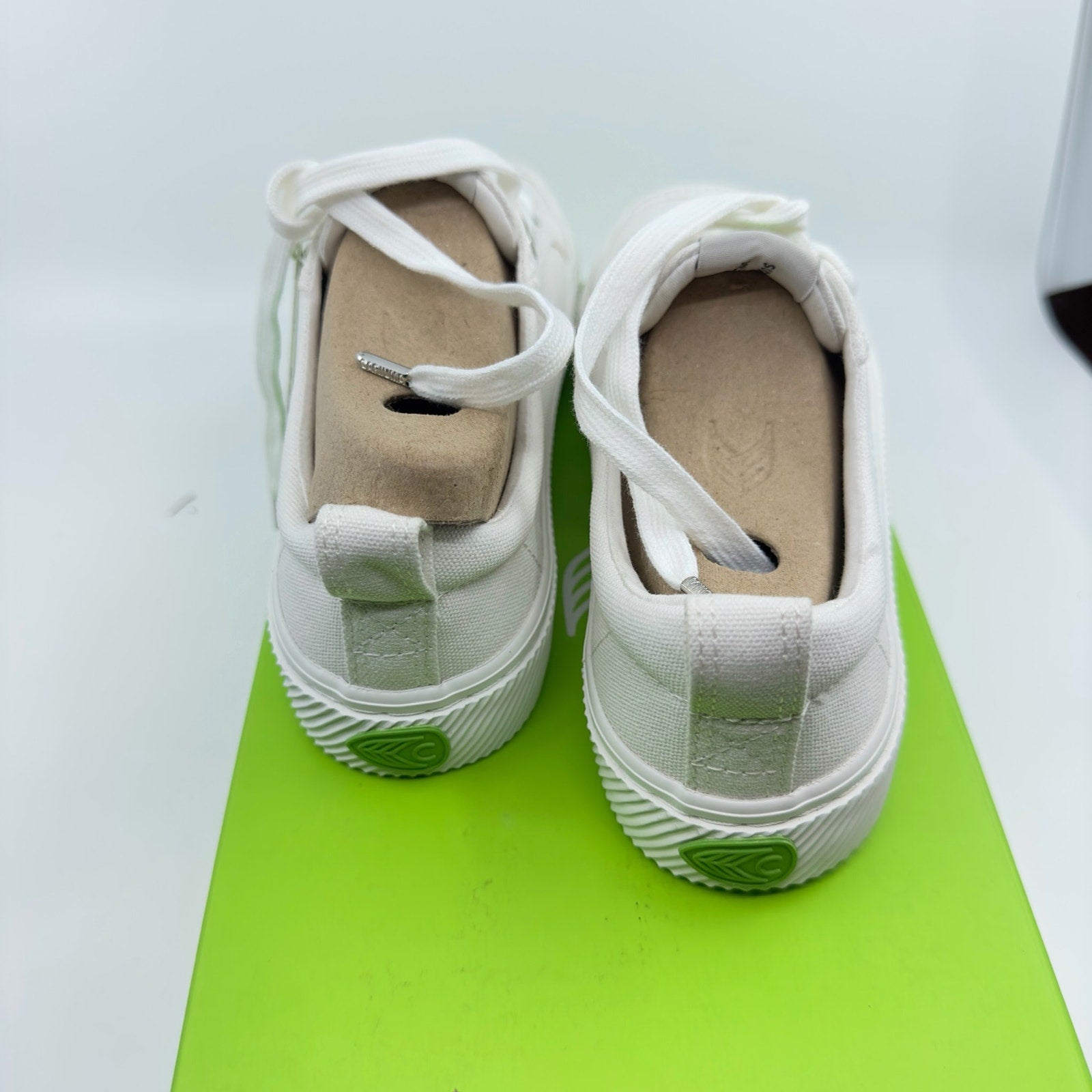 Cariuma Unisex Oca Low Canvas Sneaker Casual Shoes Lace-Up Off-White Size 4.5/6