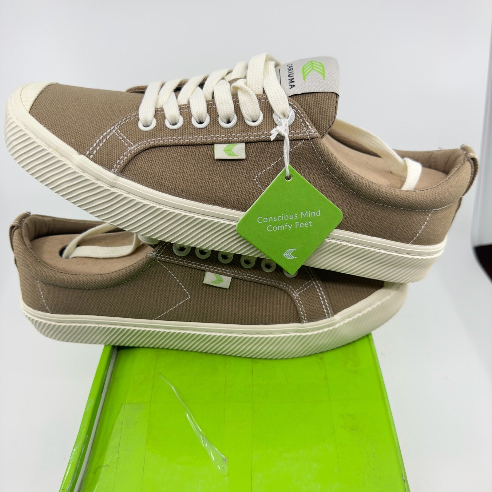 Cariuma Unisex Oca Low Contrast Thread Sneaker Shoe Burnt Sand Canvas Mens 9