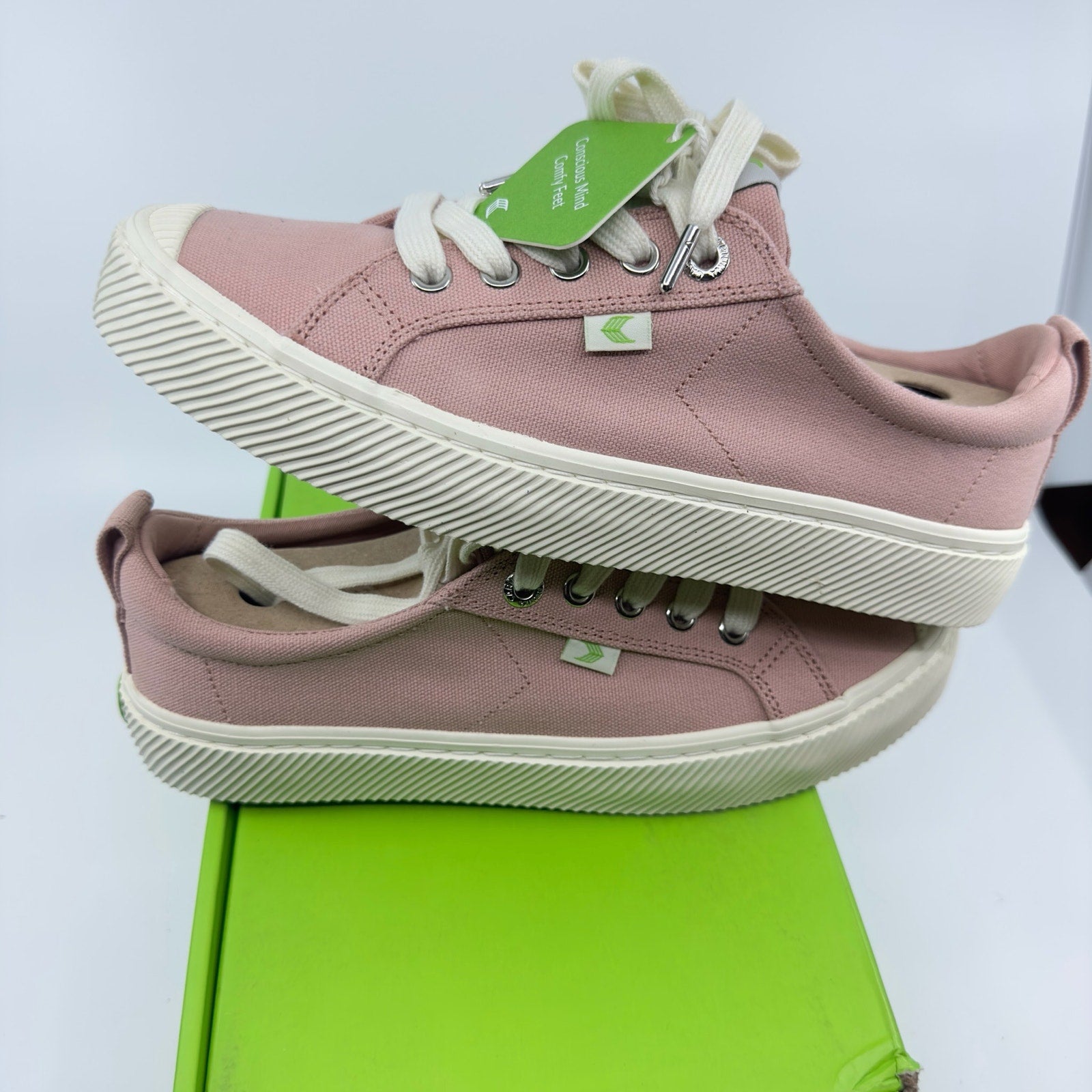 Cariuma Unisex Oca Low Sneaker Shoes Lace-Up Round Toe Rose Canvas Size 6/7.5