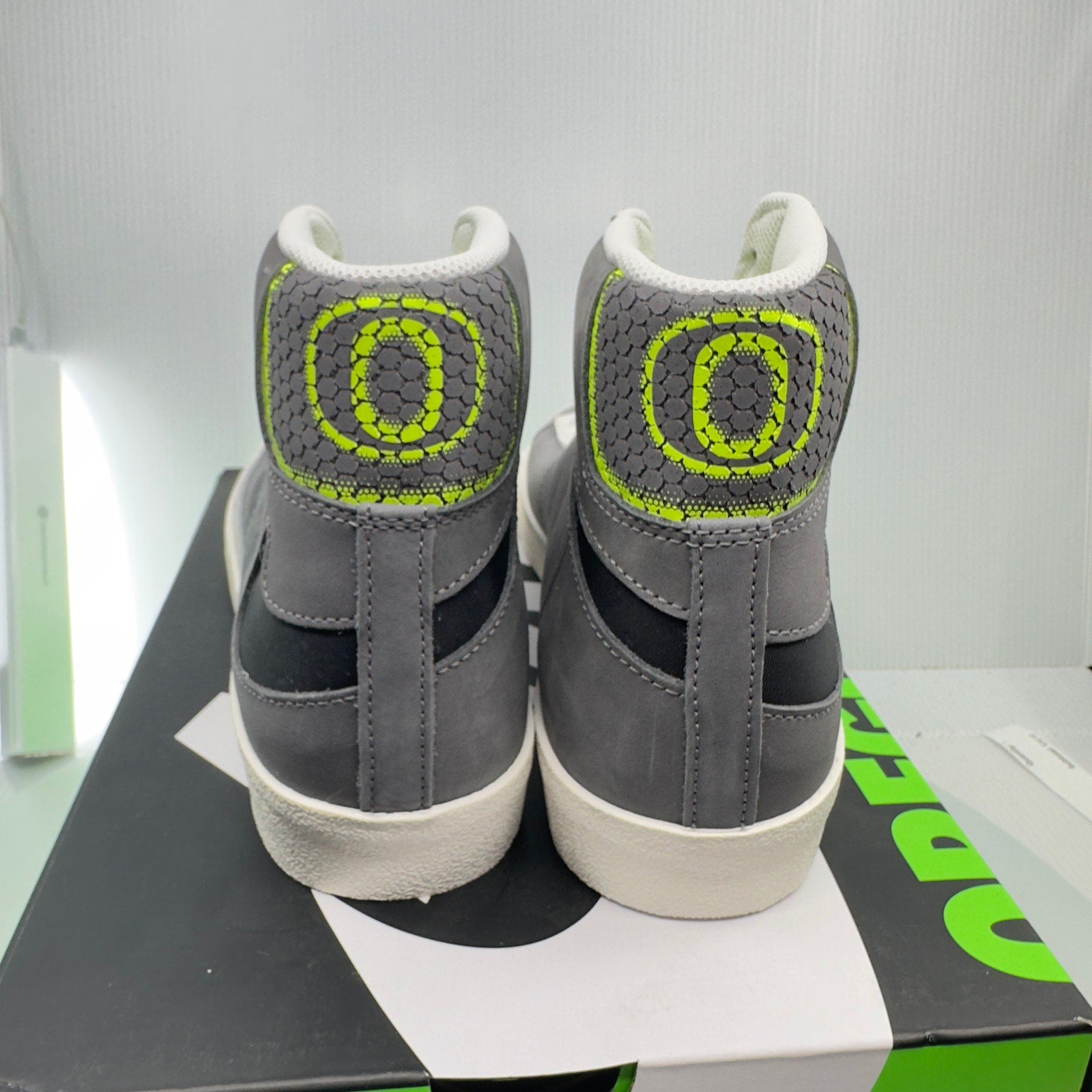 Nike Mens Blazer Mid 77 University of Oregon Football Sneaker Gray 10 FD0235 001