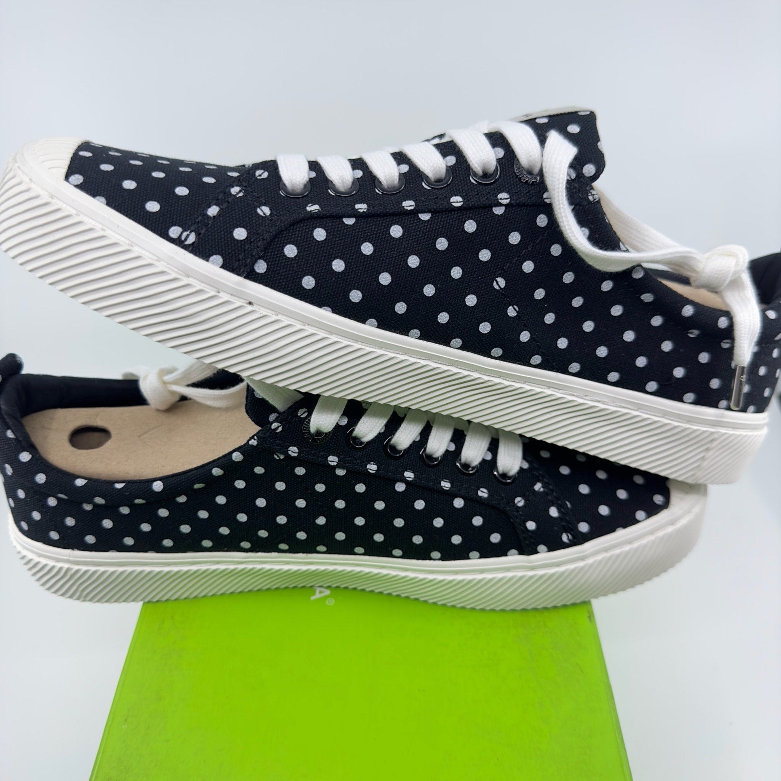 Cariuma Unisex Oca Low Canvas Sneaker Shoes Black White Polka Dots Size 10/11.5