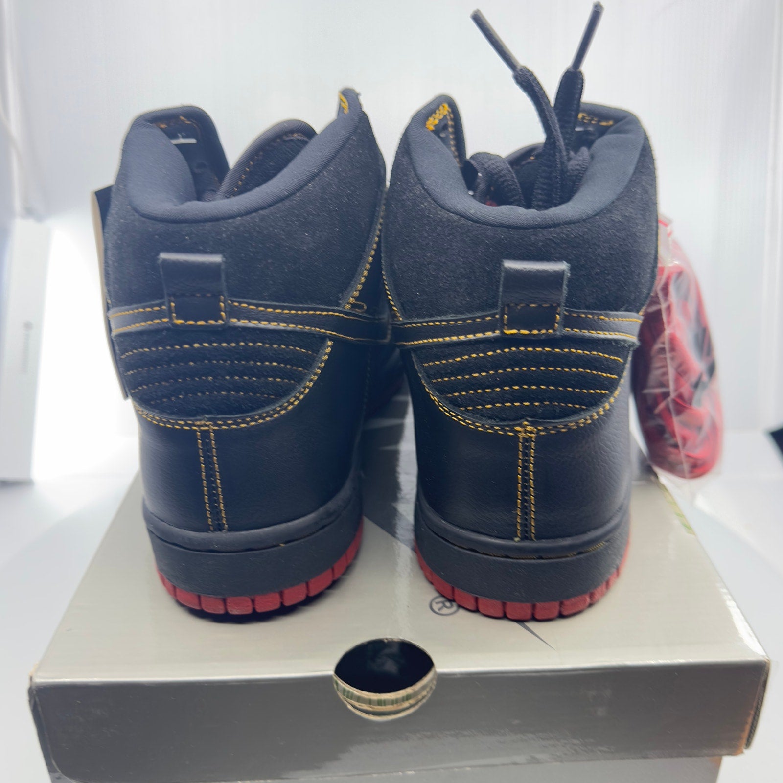Nike Mens SB Dunk High Pro "UNLUCKY 13" Sneakers Black/Red Size 9.5 305050-001