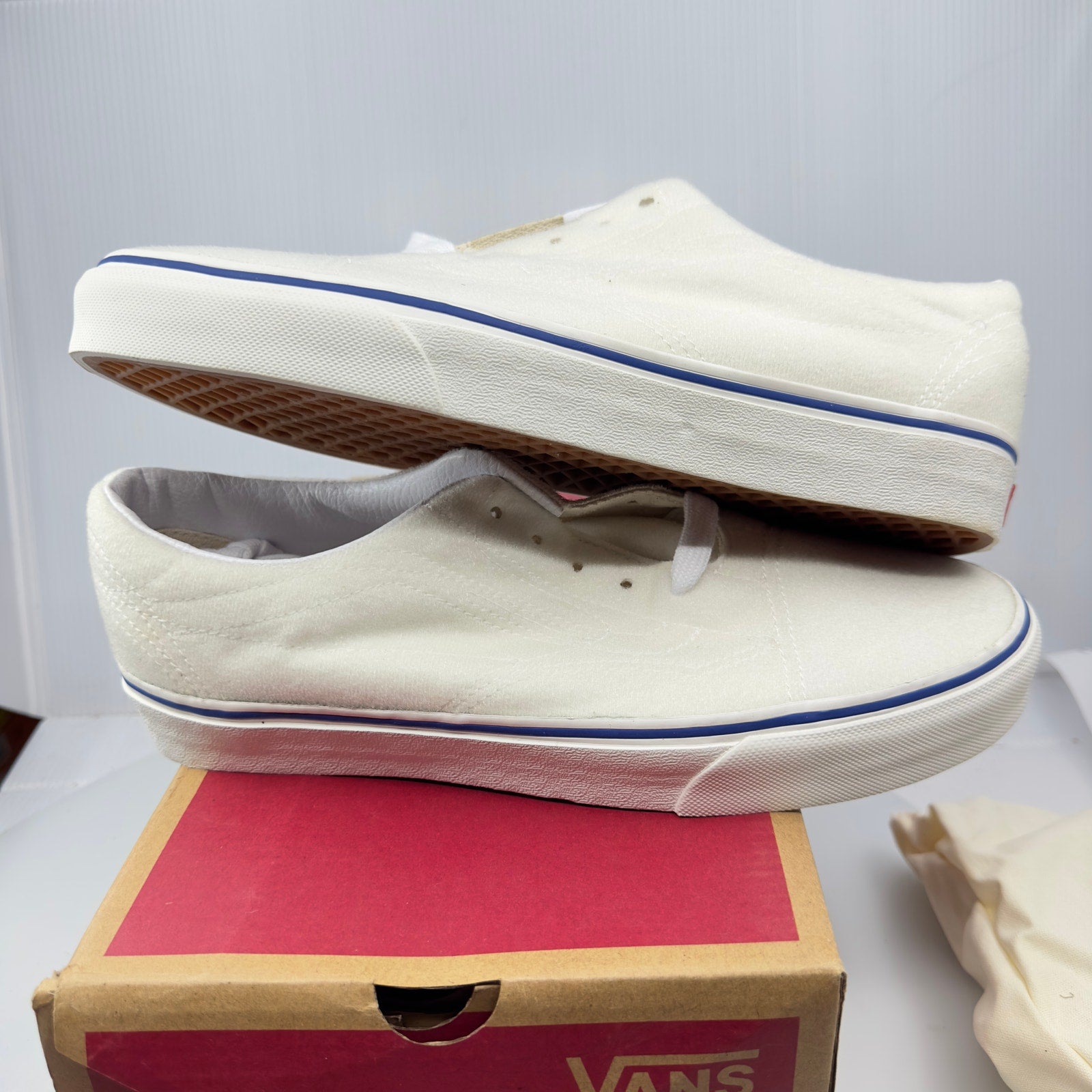 VANs Heritage DIY True Low Skateboarding Sneakers White/Blue 9.5 With Patches