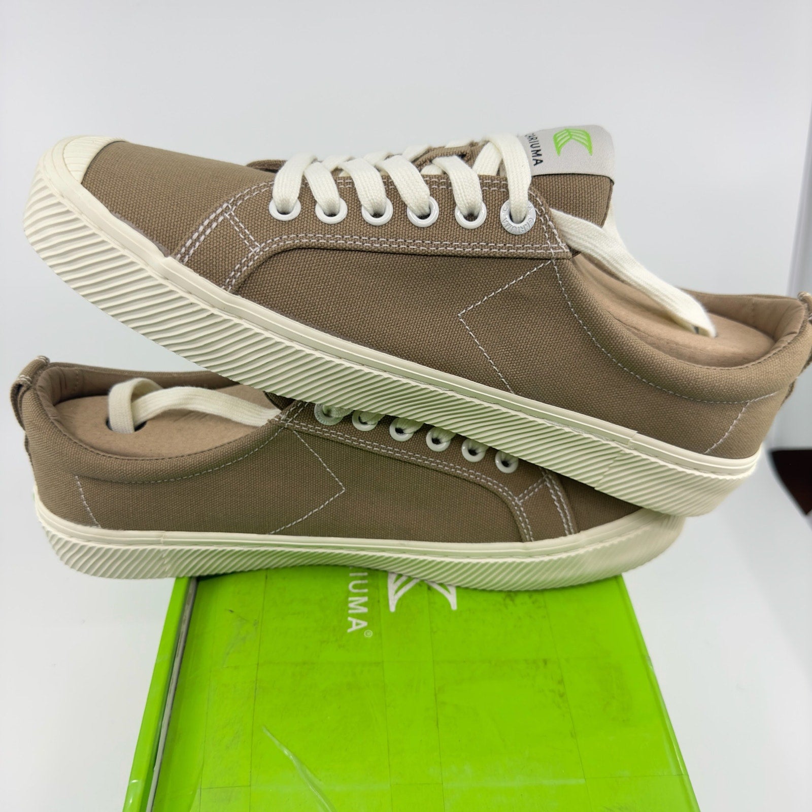 Cariuma Unisex Oca Low Contrast Thread Sneaker Shoe Burnt Sand Canvas Mens 9