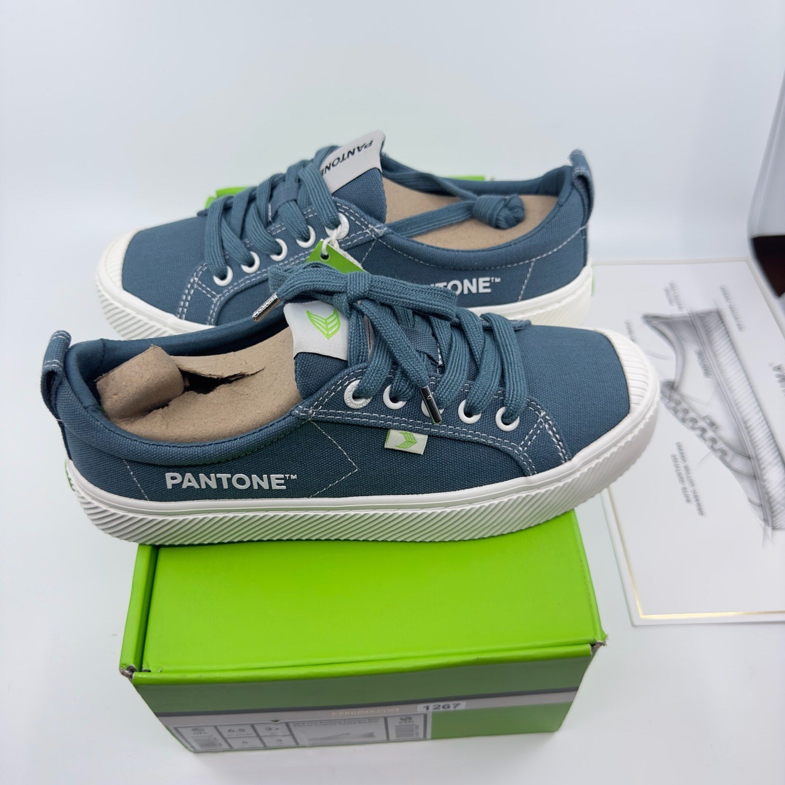 Cariuma Unisex Low Pantone Tapestry Blue Canvas Contrast Thread Sneaker 5/6.5