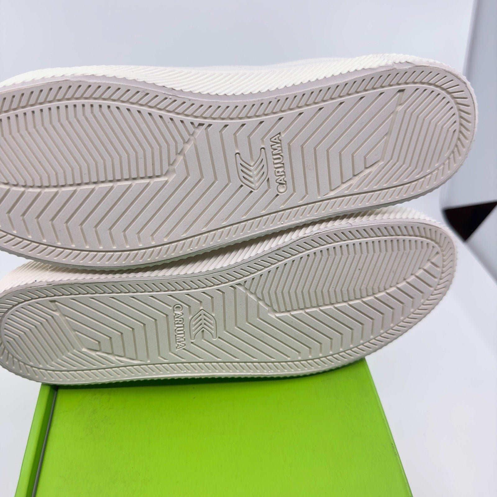 Cariuma Unisex Oca Low Canvas Sneaker Casual Shoes Lace-Up Off-White Size 7/8.5